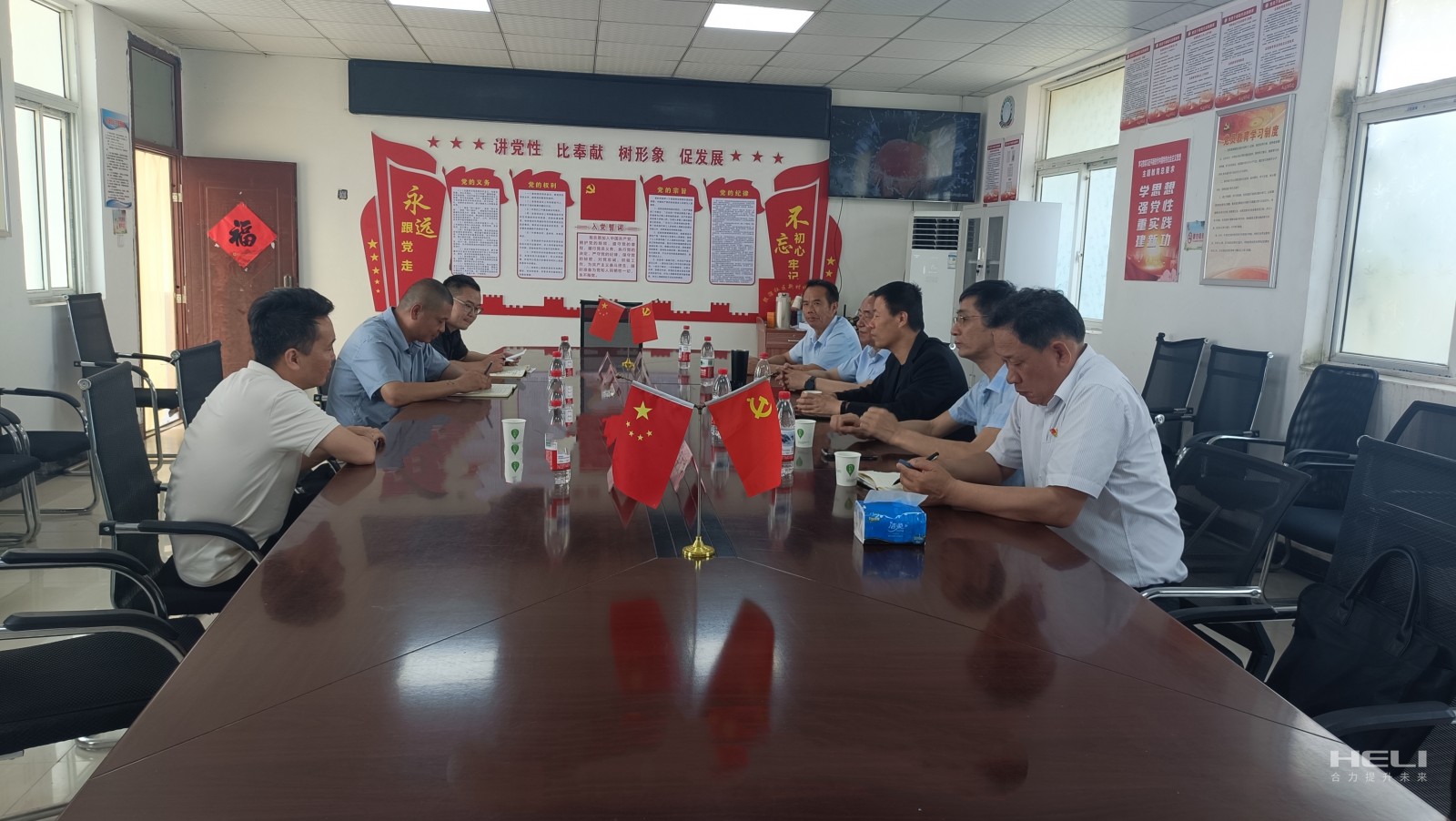 召開(kāi)座談會(huì).jpg 召開(kāi)座談會(huì).jpg